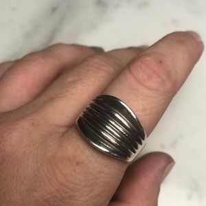 Solid sterling‎ silver 925 ribbed ring. Size 9.5